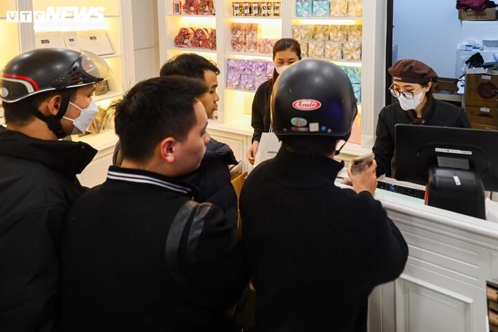 Xếp hàng cả tiếng đồng hồ chờ mua hoa, socola trong ngày Valentine - Ảnh 4