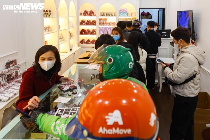 Xếp hàng cả tiếng đồng hồ chờ mua hoa, socola trong ngày Valentine - Ảnh 2