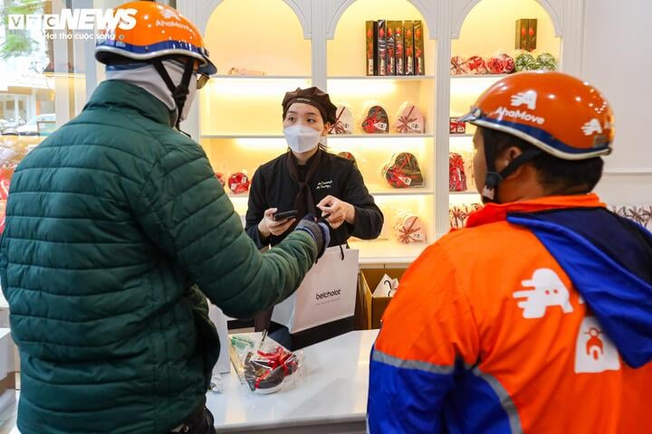 Xếp hàng cả tiếng đồng hồ chờ mua hoa, socola trong ngày Valentine - Ảnh 6