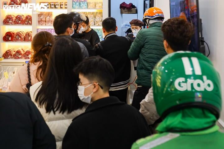 Xếp hàng cả tiếng đồng hồ chờ mua hoa, socola trong ngày Valentine - Ảnh 3