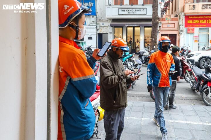 Xếp hàng cả tiếng đồng hồ chờ mua hoa, socola trong ngày Valentine - Ảnh 7