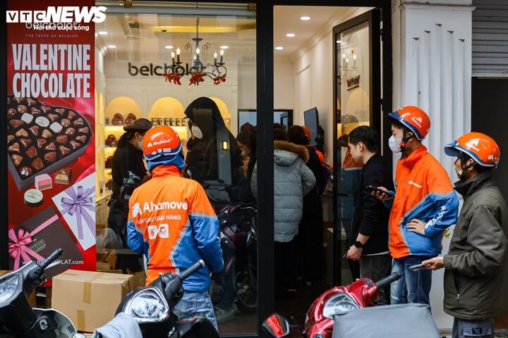 Xếp hàng cả tiếng đồng hồ chờ mua hoa, socola trong ngày Valentine - Ảnh 1