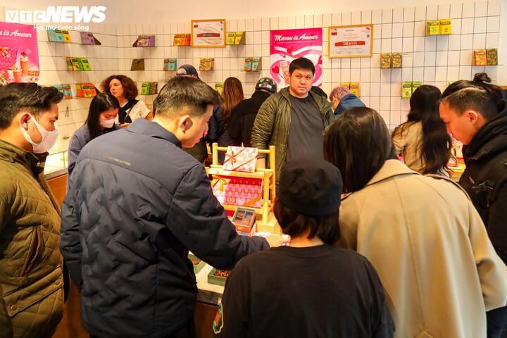 Xếp hàng cả tiếng đồng hồ chờ mua hoa, socola trong ngày Valentine - Ảnh 8