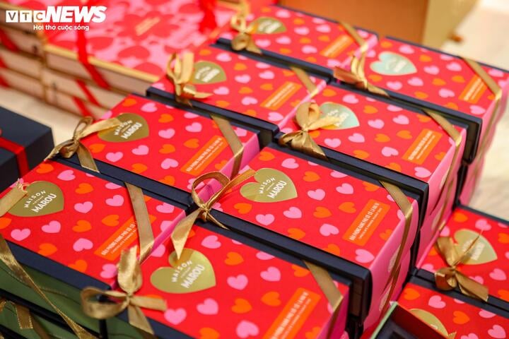 Xếp hàng cả tiếng đồng hồ chờ mua hoa, socola trong ngày Valentine - Ảnh 11