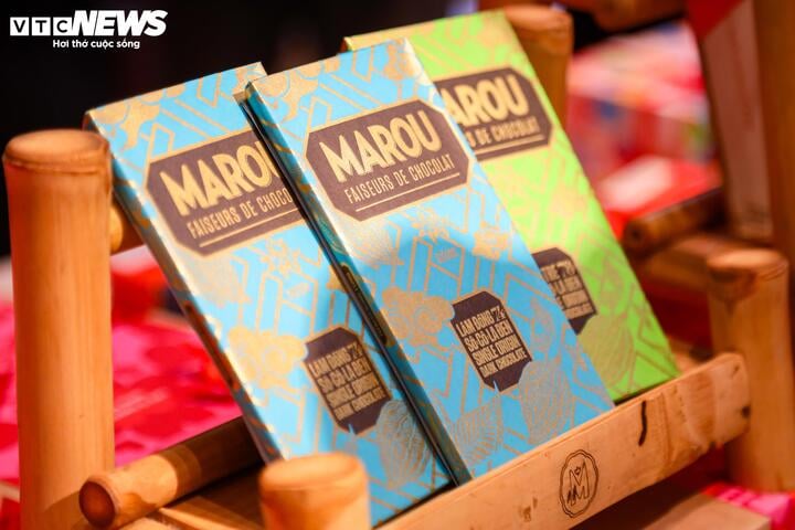 Xếp hàng cả tiếng đồng hồ chờ mua hoa, socola trong ngày Valentine - Ảnh 12