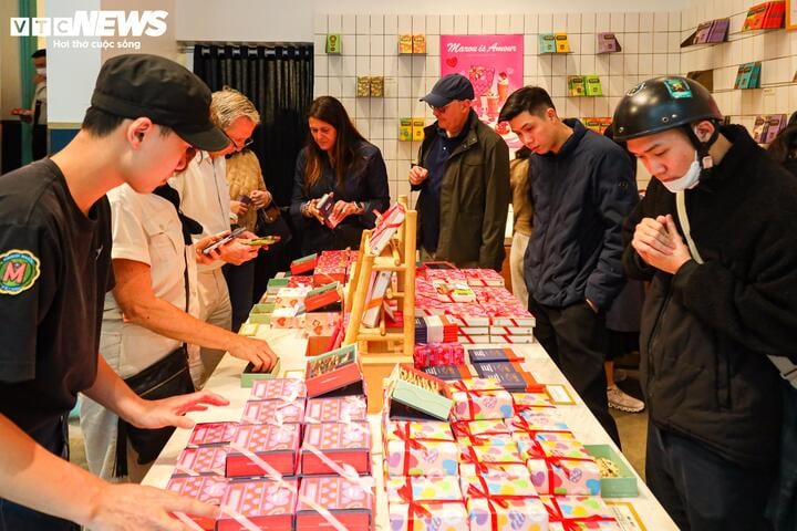 Xếp hàng cả tiếng đồng hồ chờ mua hoa, socola trong ngày Valentine - Ảnh 9