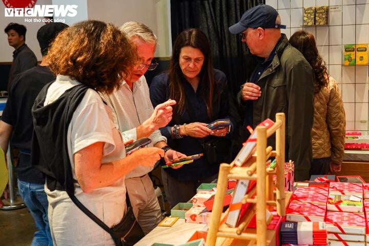 Xếp hàng cả tiếng đồng hồ chờ mua hoa, socola trong ngày Valentine - Ảnh 13