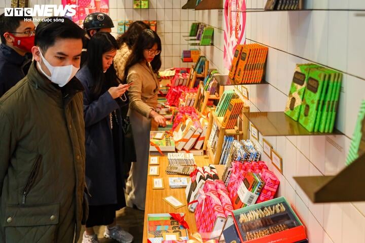 Xếp hàng cả tiếng đồng hồ chờ mua hoa, socola trong ngày Valentine - Ảnh 10