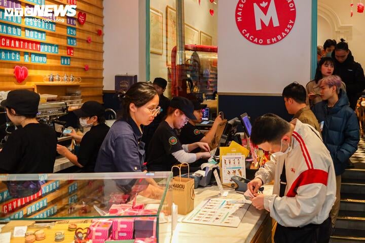 Xếp hàng cả tiếng đồng hồ chờ mua hoa, socola trong ngày Valentine - Ảnh 14