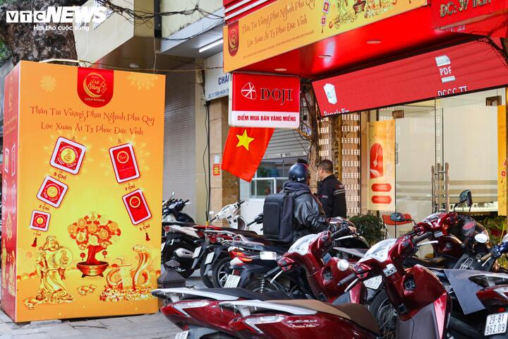 Người dân xếp hàng mua vàng vía thần Tài sớm - Ảnh 8