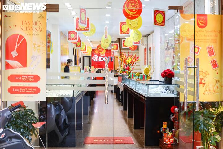 Người dân xếp hàng mua vàng vía thần Tài sớm - Ảnh 9