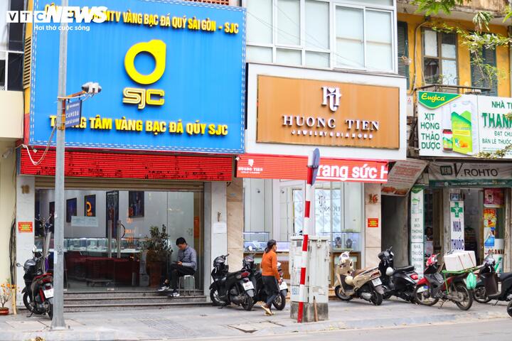 Người dân xếp hàng mua vàng vía thần Tài sớm - Ảnh 15