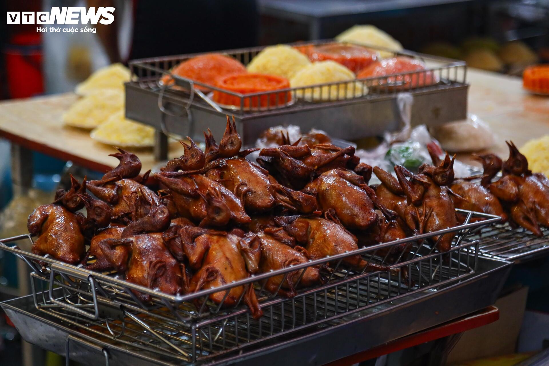 Người Hà Nội đội mưa sắm đồ cúng rằm tháng Giêng, giá hoa tươi vẫn đắt ngang Tết - Ảnh 17