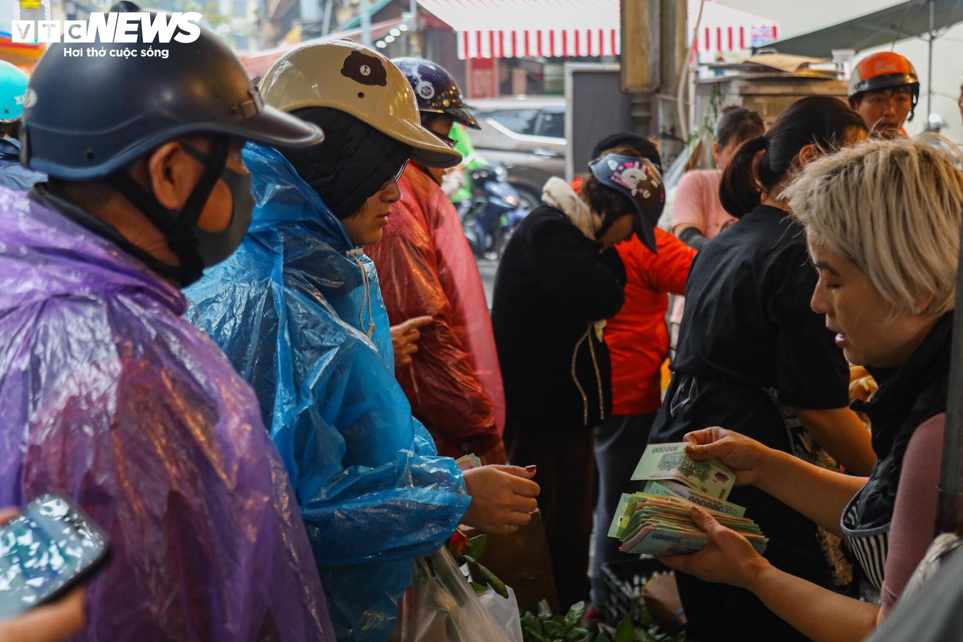 Người Hà Nội đội mưa sắm đồ cúng rằm tháng Giêng, giá hoa tươi vẫn đắt ngang Tết - Ảnh 18