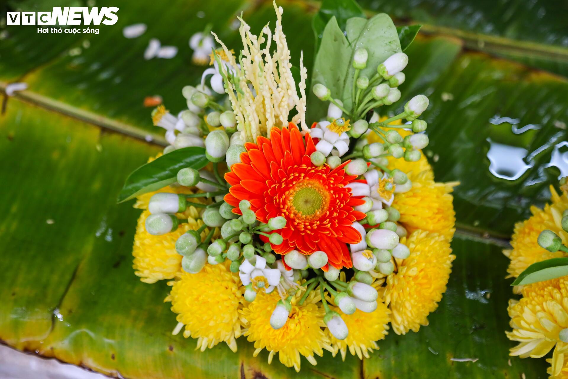 Người Hà Nội đội mưa sắm đồ cúng rằm tháng Giêng, giá hoa tươi vẫn đắt ngang Tết - Ảnh 9