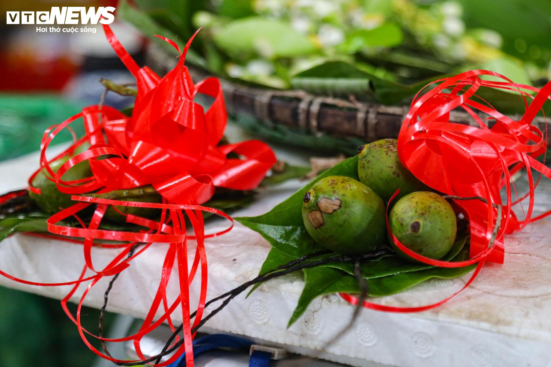 Người Hà Nội đội mưa sắm đồ cúng rằm tháng Giêng, giá hoa tươi vẫn đắt ngang Tết - Ảnh 11