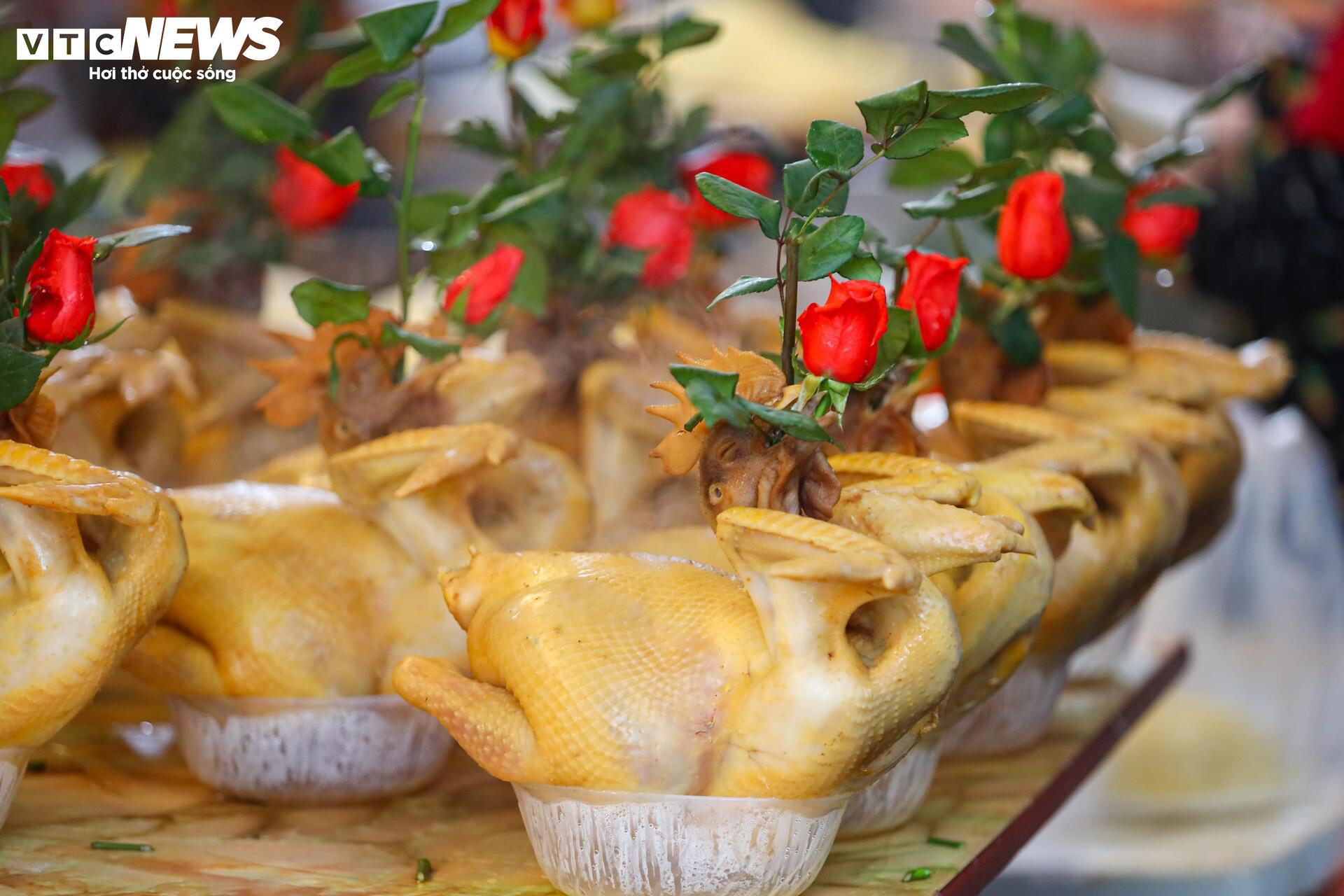 Người Hà Nội đội mưa sắm đồ cúng rằm tháng Giêng, giá hoa tươi vẫn đắt ngang Tết - Ảnh 16