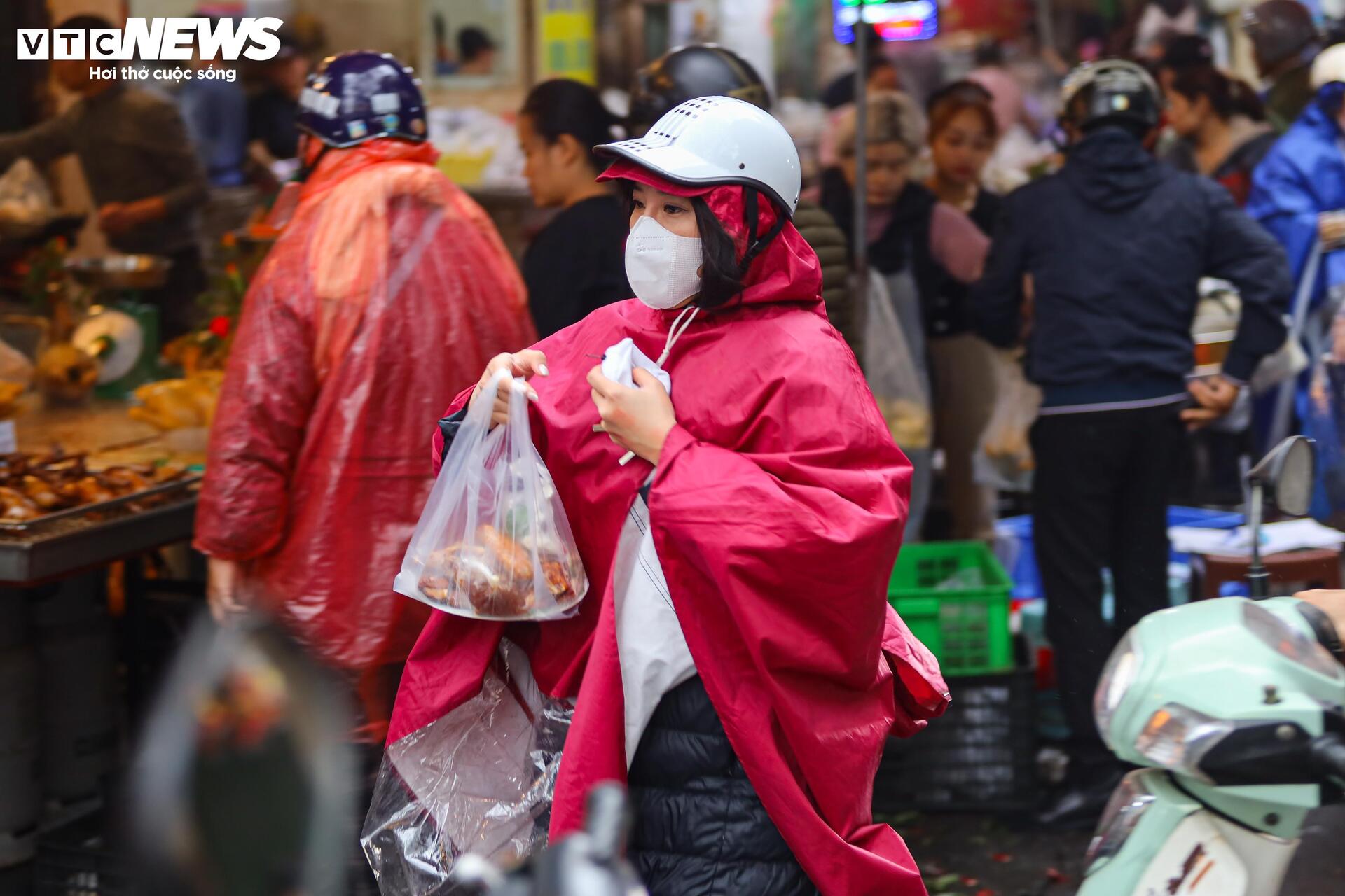 Người Hà Nội đội mưa sắm đồ cúng rằm tháng Giêng, giá hoa tươi vẫn đắt ngang Tết - Ảnh 23