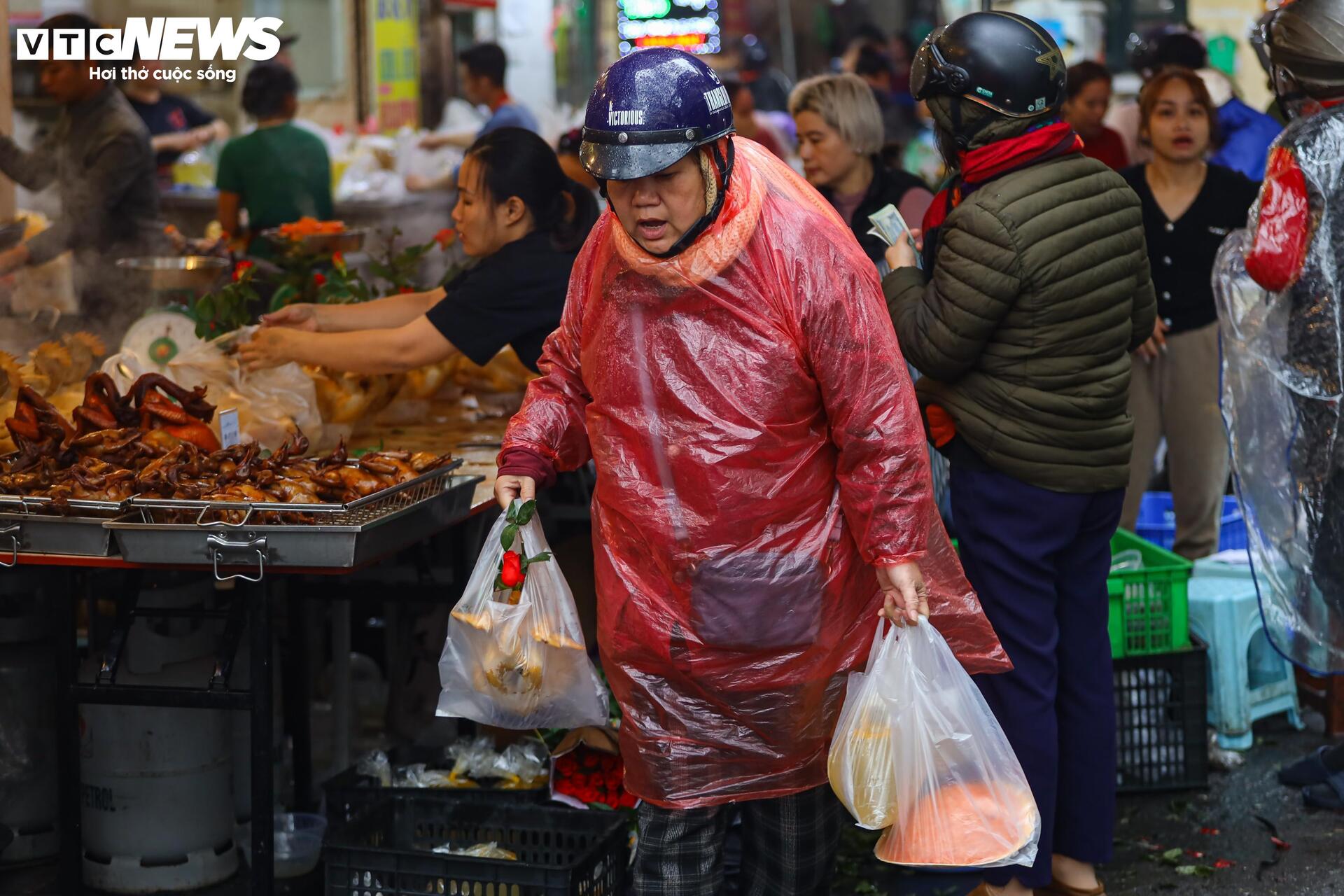 Người Hà Nội đội mưa sắm đồ cúng rằm tháng Giêng, giá hoa tươi vẫn đắt ngang Tết - Ảnh 22
