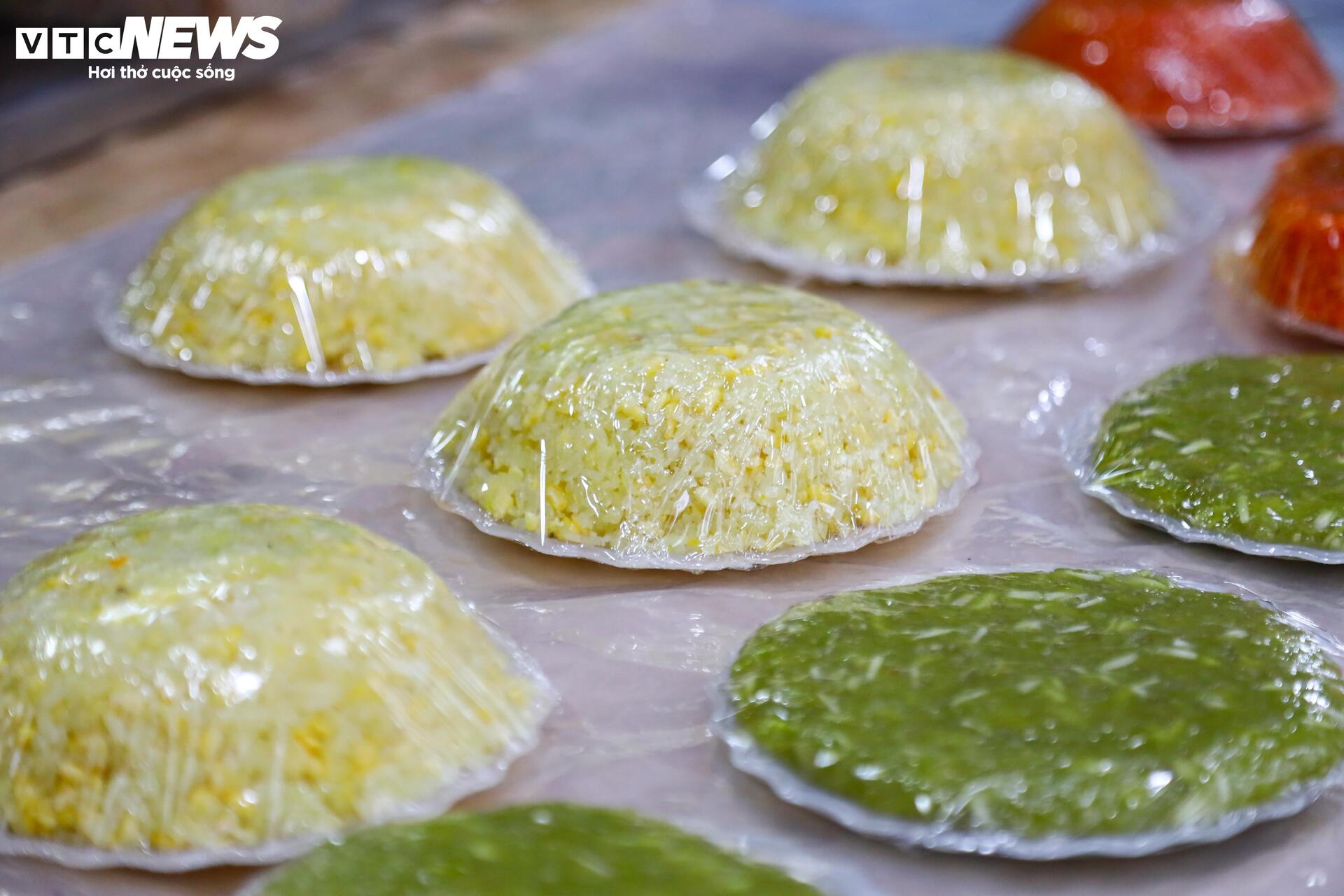 Người Hà Nội đội mưa sắm đồ cúng rằm tháng Giêng, giá hoa tươi vẫn đắt ngang Tết - Ảnh 20