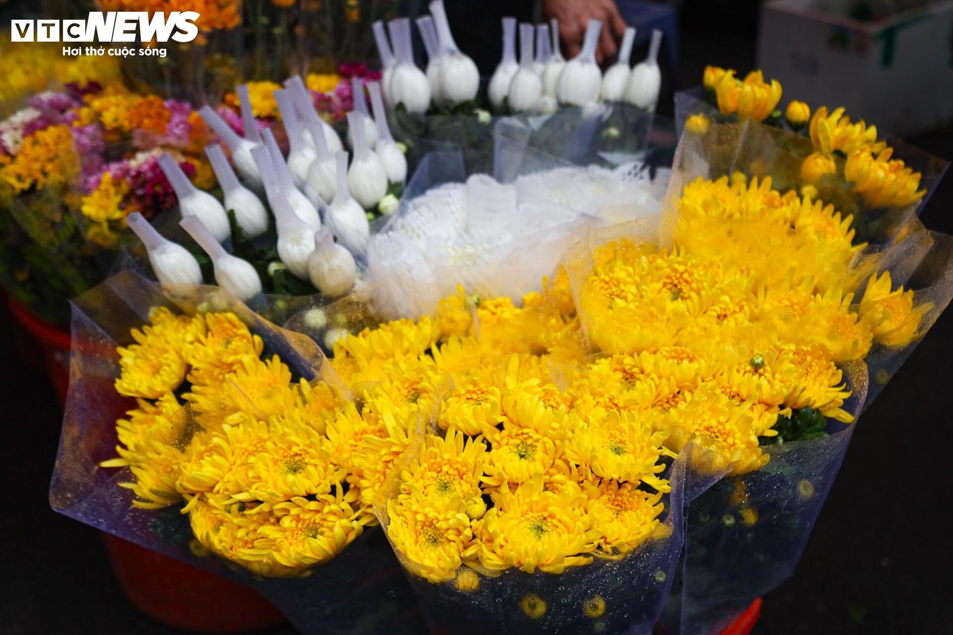 Người Hà Nội đội mưa sắm đồ cúng rằm tháng Giêng, giá hoa tươi vẫn đắt ngang Tết - Ảnh 6