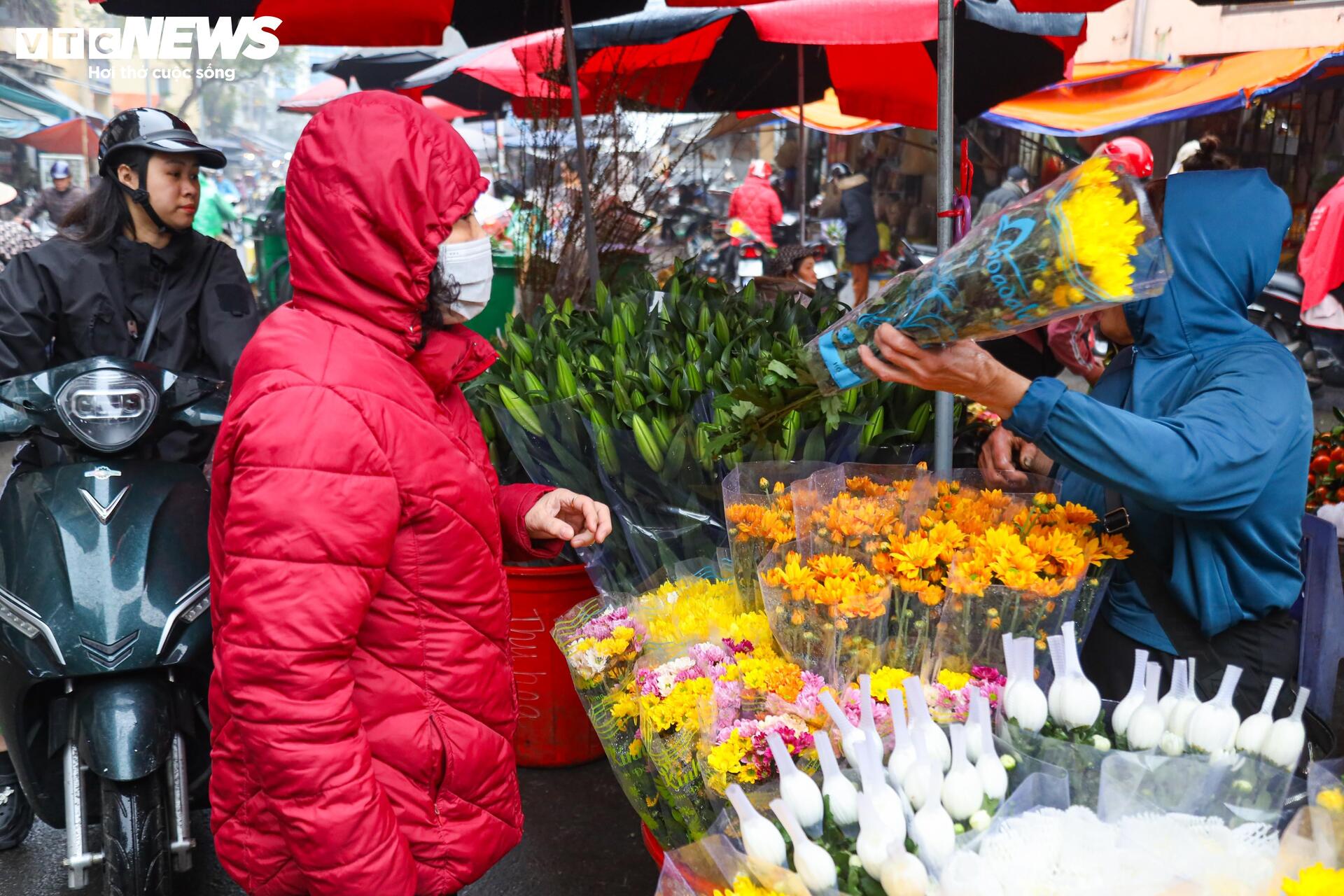 Người Hà Nội đội mưa sắm đồ cúng rằm tháng Giêng, giá hoa tươi vẫn đắt ngang Tết - Ảnh 3