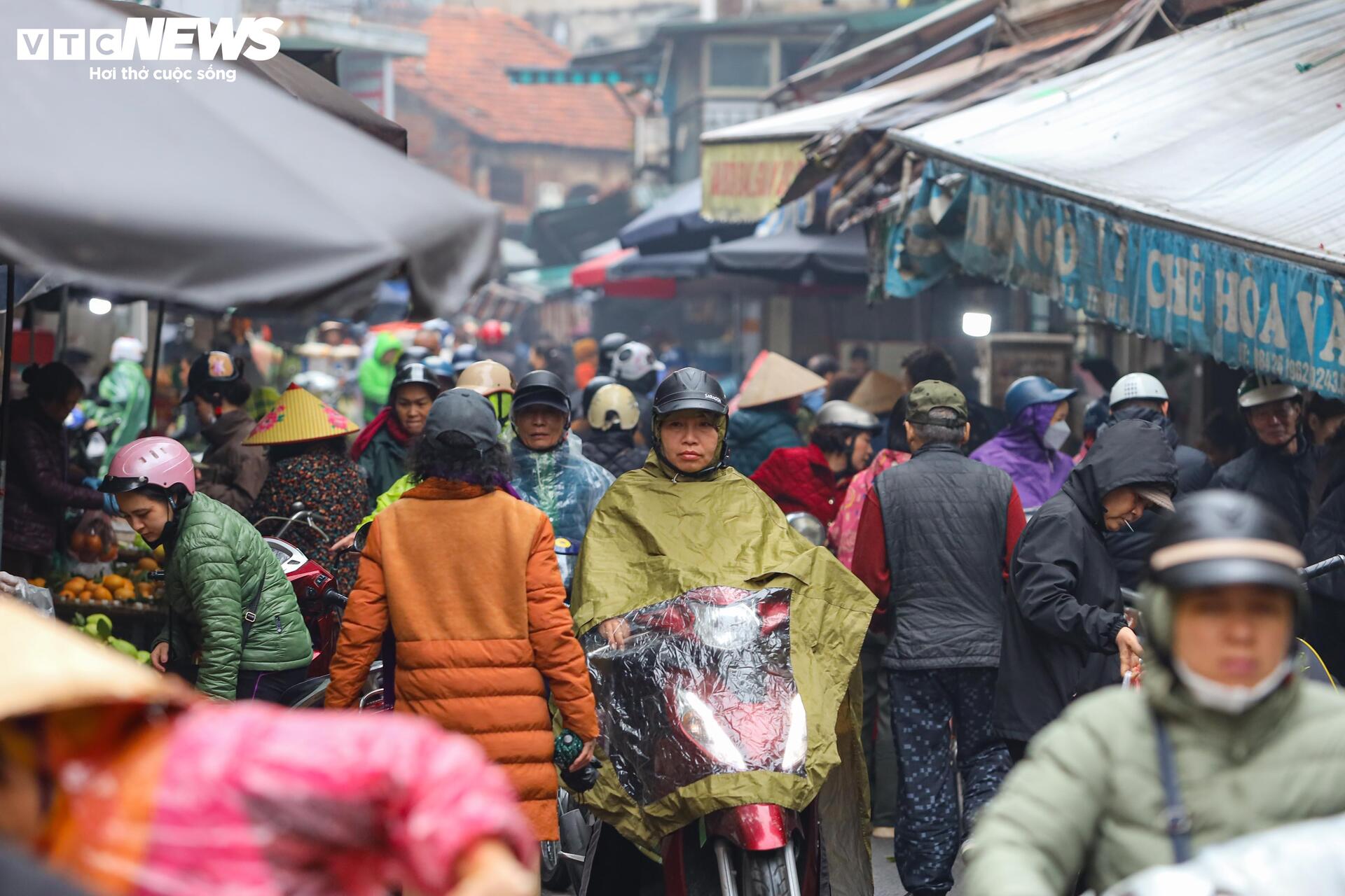Người Hà Nội đội mưa sắm đồ cúng rằm tháng Giêng, giá hoa tươi vẫn đắt ngang Tết - Ảnh 1