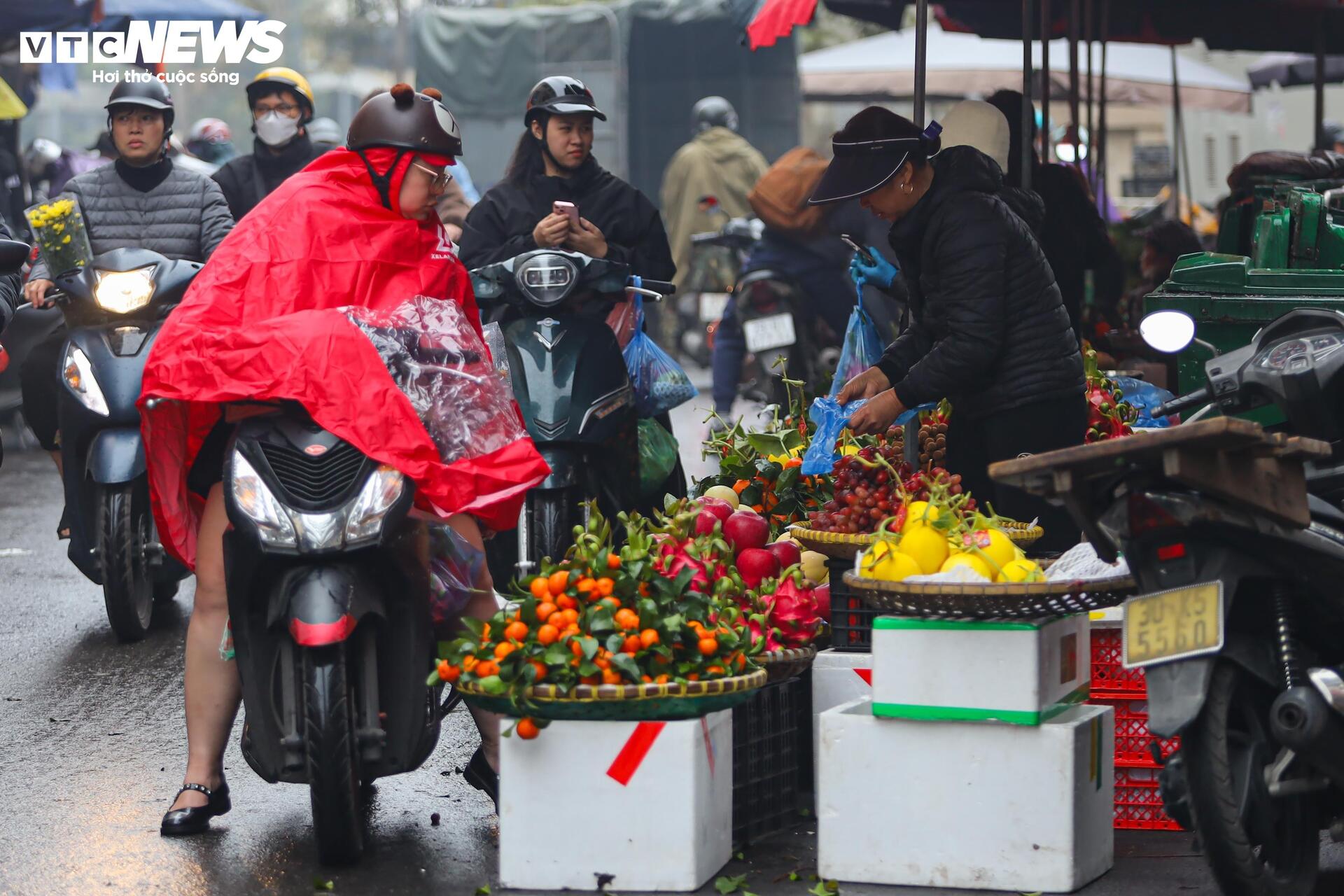 Người Hà Nội đội mưa sắm đồ cúng rằm tháng Giêng, giá hoa tươi vẫn đắt ngang Tết - Ảnh 14