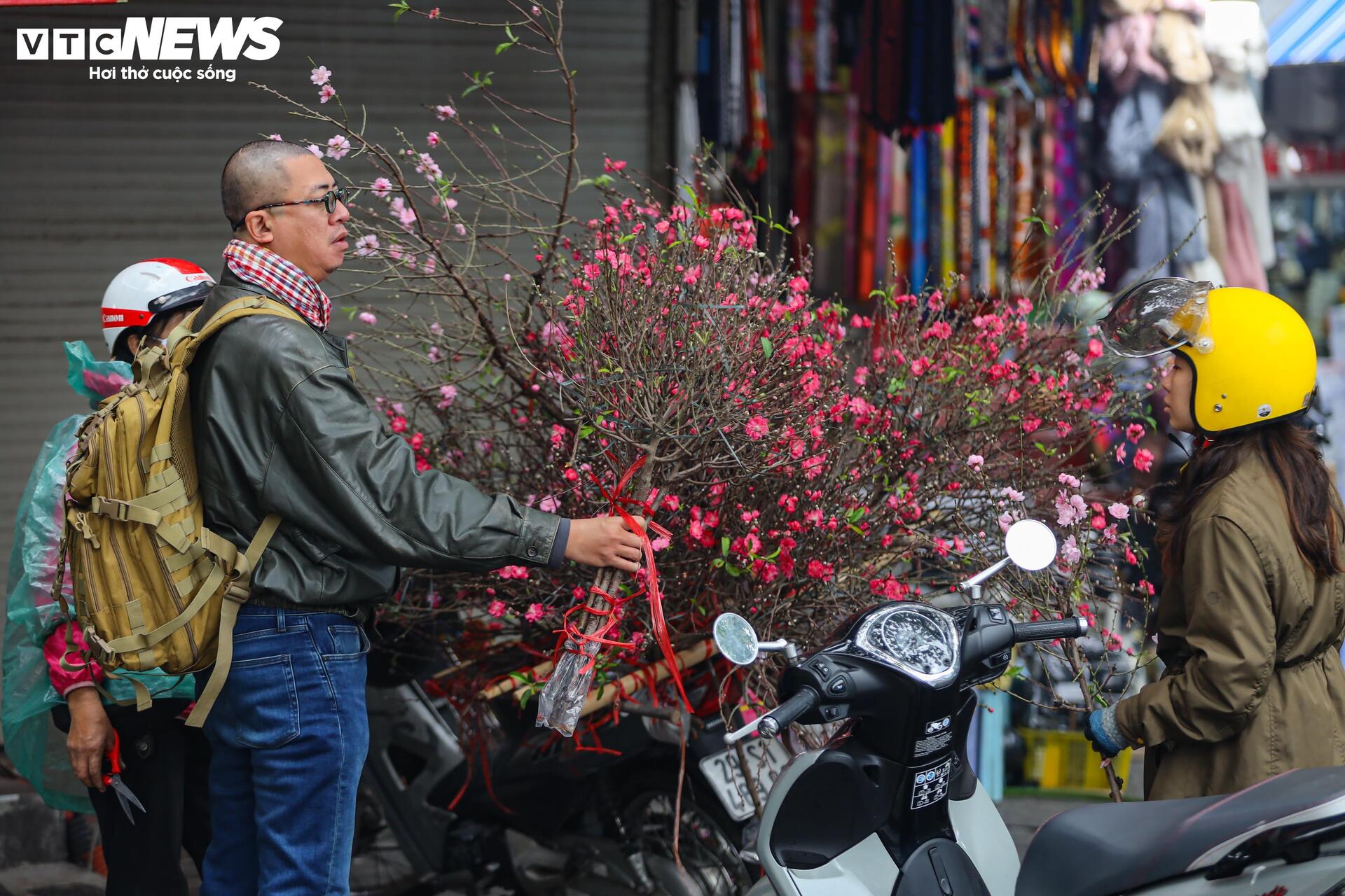 Người Hà Nội đội mưa sắm đồ cúng rằm tháng Giêng, giá hoa tươi vẫn đắt ngang Tết - Ảnh 8