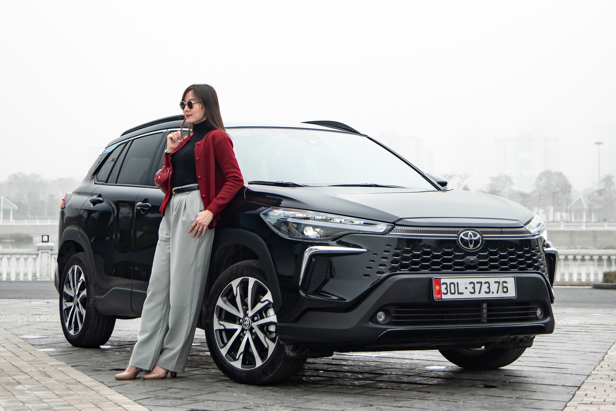 Định mua xe 500 triệu nhưng chốt Toyota Corolla Cross gần 1 tỷ, chủ nhân chia sẻ: ‘Mua ô tô vì cảm thấy lạnh mỗi khi đi xe máy qua cầu’ - Ảnh 1