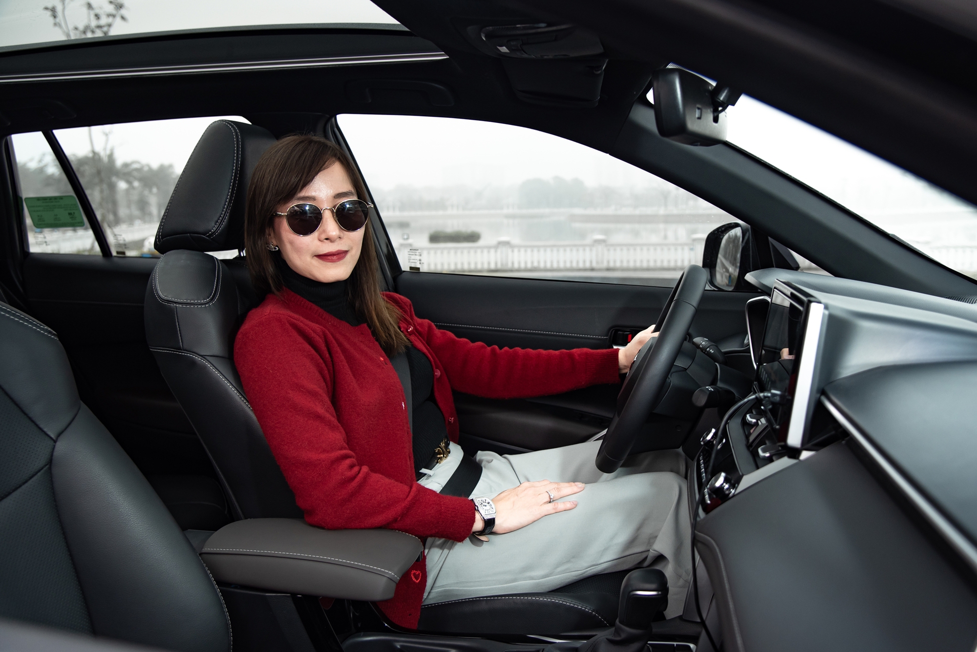 Định mua xe 500 triệu nhưng chốt Toyota Corolla Cross gần 1 tỷ, chủ nhân chia sẻ: ‘Mua ô tô vì cảm thấy lạnh mỗi khi đi xe máy qua cầu’ - Ảnh 14