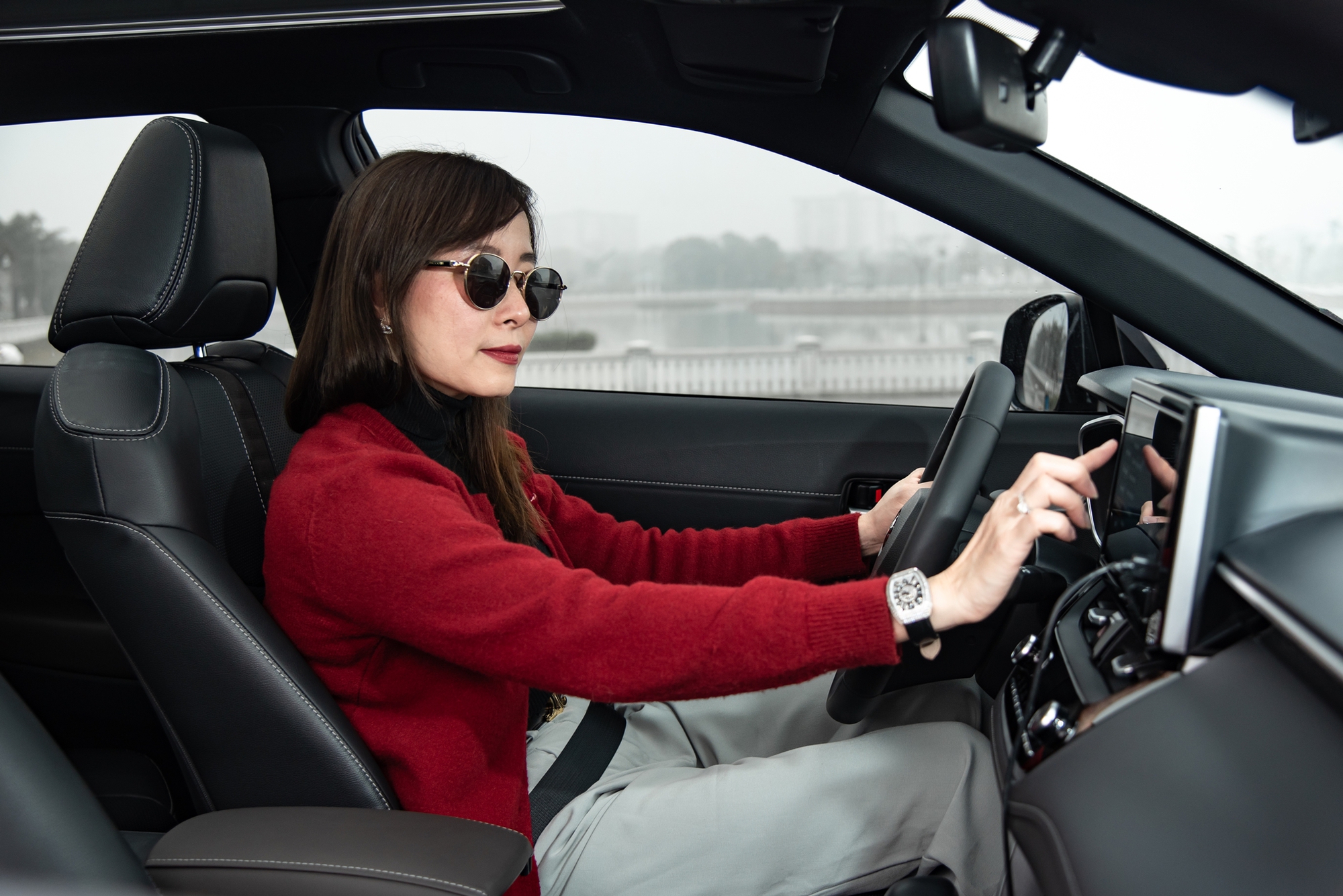 Định mua xe 500 triệu nhưng chốt Toyota Corolla Cross gần 1 tỷ, chủ nhân chia sẻ: ‘Mua ô tô vì cảm thấy lạnh mỗi khi đi xe máy qua cầu’ - Ảnh 11