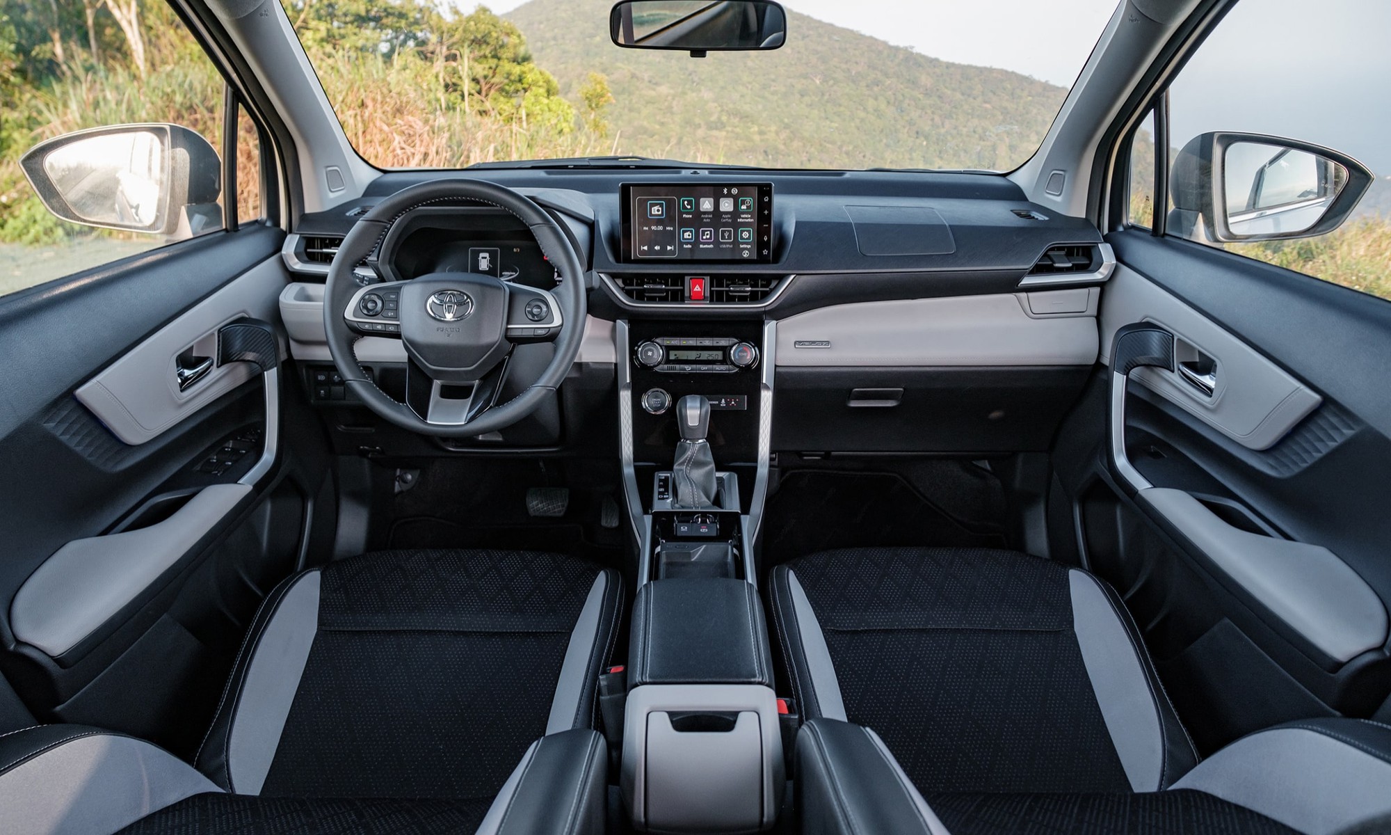 Xe Toyota 7 chỗ ăn xăng 6,3L/100km, giá hơn 600 triệu, bán rất chạy, đang được tặng vài chục triệu đồng - Ảnh 1