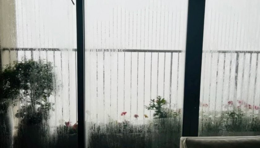 Miền Bắc vào mùa nồm ẩm, thị trường máy hút ẩm lập tức sôi động, nhiều dòng đã cháy hàng - Ảnh 1