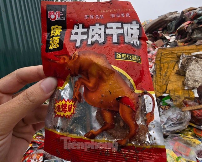 Hơn 40 tấn rác bánh kẹo, đồ ăn nhanh vẫn chất cao như núi tại La Phù - Ảnh 5