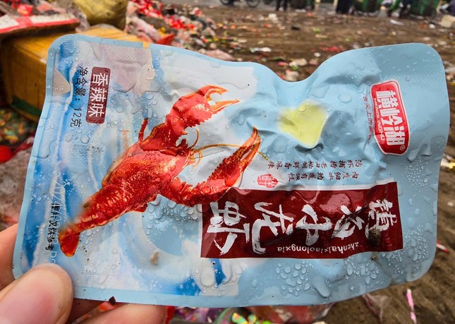 Hơn 40 tấn rác bánh kẹo, đồ ăn nhanh vẫn chất cao như núi tại La Phù - Ảnh 4