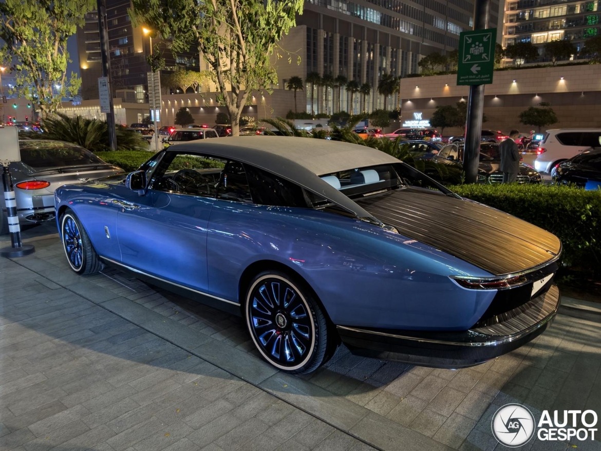 Một vị tỷ phú nào đó vừa lái chiếc xe đặc biệt này đi ăn tối - dân mạng 'giật mình' phát hiện hóa ra '300 kg vàng' đang đỗ bên đường - Ảnh 3