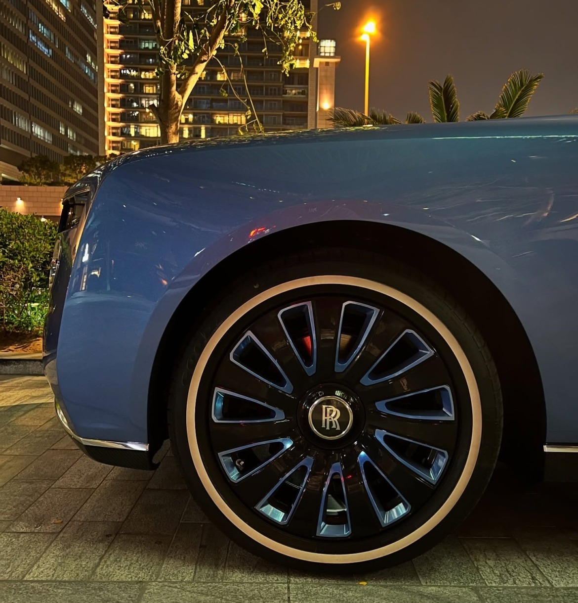 Một vị tỷ phú nào đó vừa lái chiếc xe đặc biệt này đi ăn tối - dân mạng 'giật mình' phát hiện hóa ra '300 kg vàng' đang đỗ bên đường - Ảnh 2