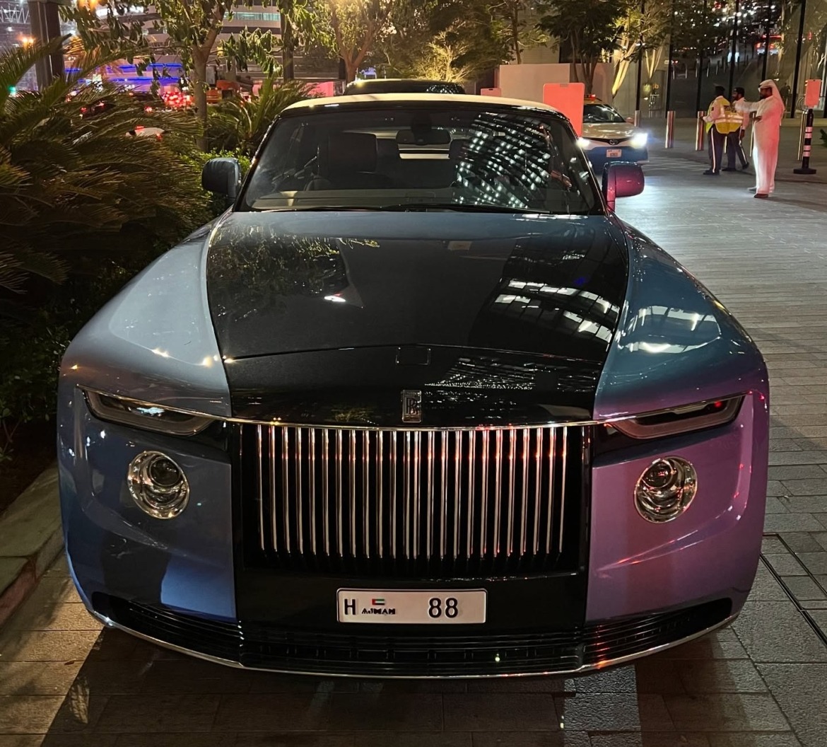 Một vị tỷ phú nào đó vừa lái chiếc xe đặc biệt này đi ăn tối - dân mạng 'giật mình' phát hiện hóa ra '300 kg vàng' đang đỗ bên đường - Ảnh 1