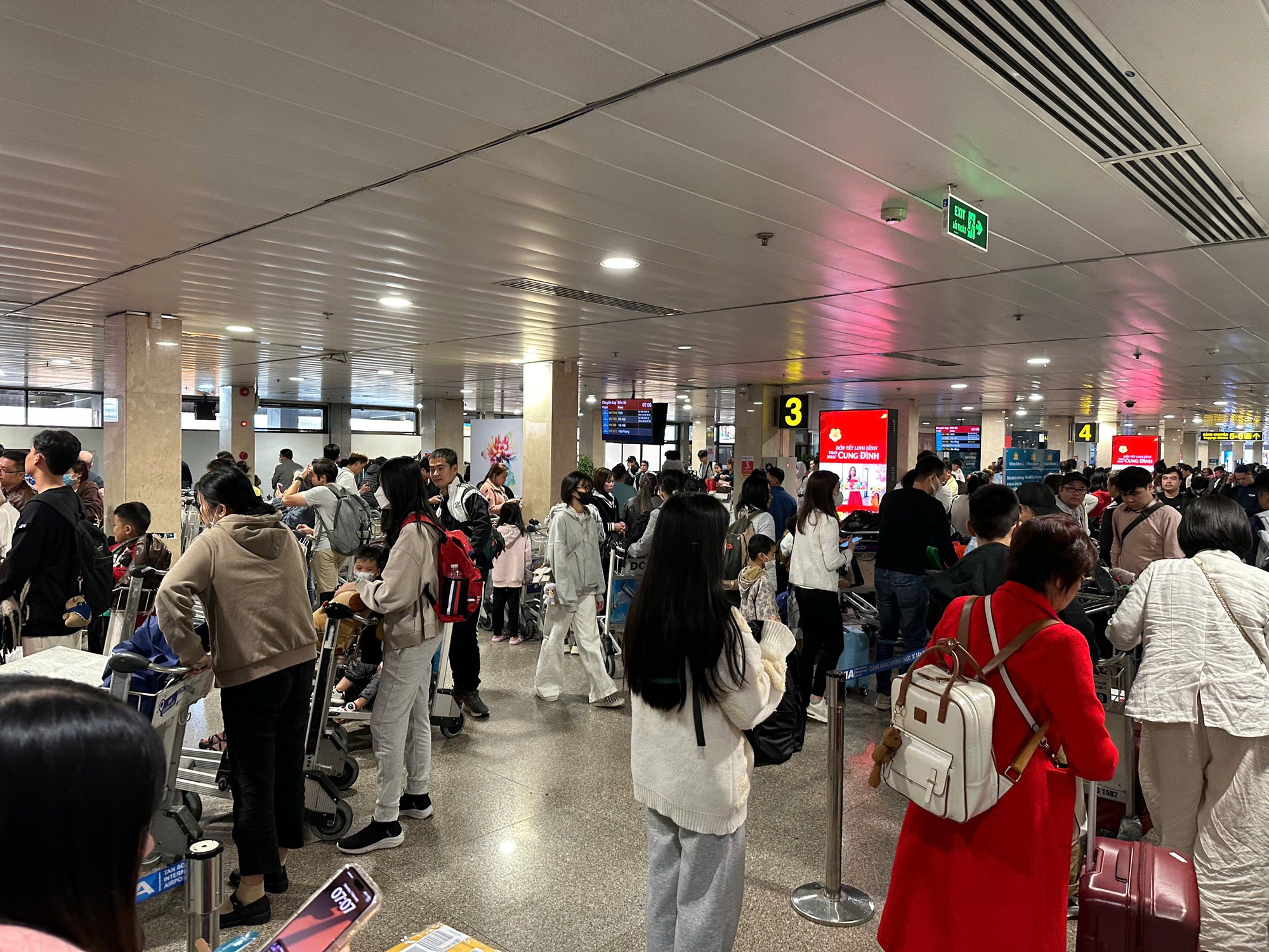 Chưa hết Tết, người dân đổ xô trở lại TP HCM qua sân bay Tân Sơn Nhất - Ảnh 1