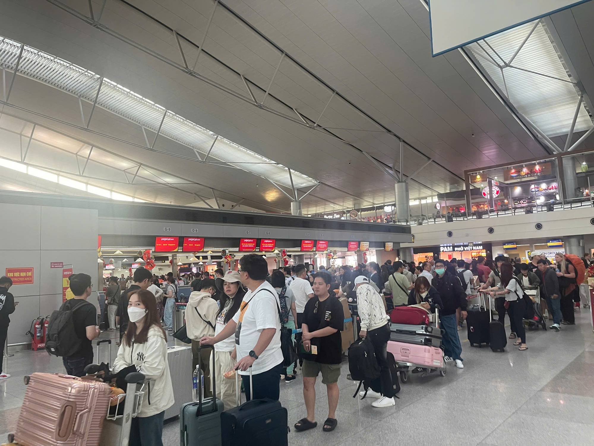 Chưa hết Tết, người dân đổ xô trở lại TP HCM qua sân bay Tân Sơn Nhất - Ảnh 2