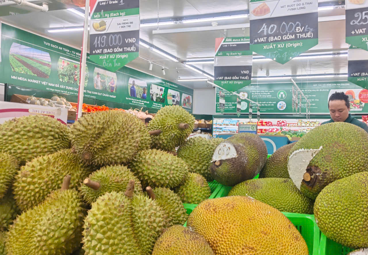 Hết hàng "giải cứu", giá sầu riêng bật tăng trở lại - Ảnh 1