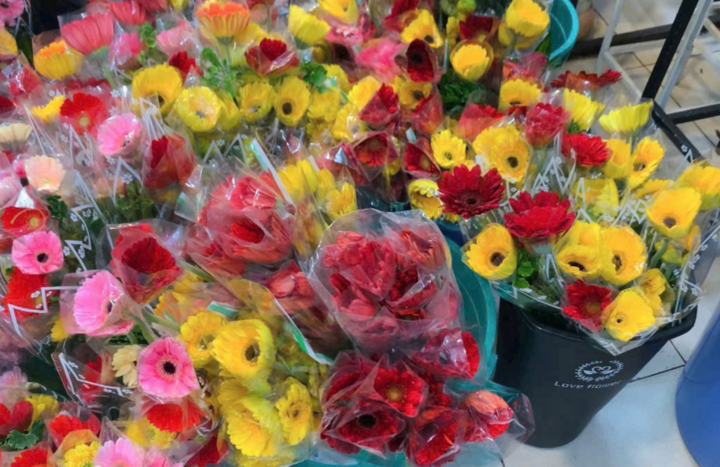 Giá hoa đồng tiền 'nhảy dựng' trong ngày vía thần Tài ở TP.HCM - Ảnh 1
