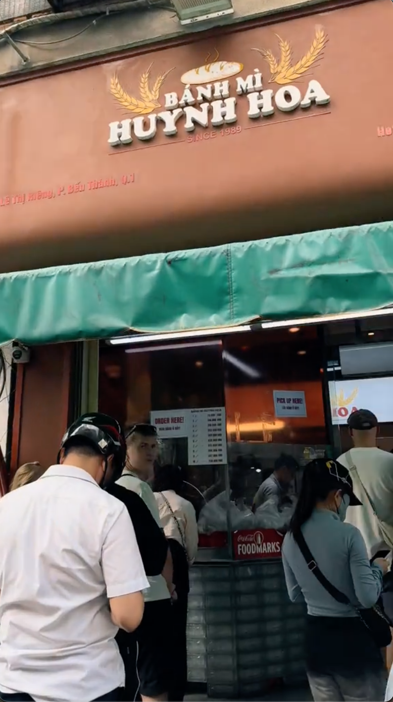 Vị khách Tây chấm 5/10 cho hàng bánh mì nổi tiếng nhất nhì Việt Nam khiến dân tình rôm rả tranh cãi - Ảnh 3