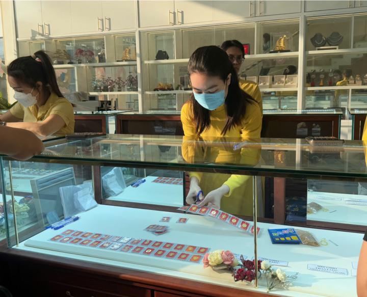 Bất ngờ cảnh nhiều cửa hàng vàng vắng hoe trong ngày vía thần Tài - Ảnh 6