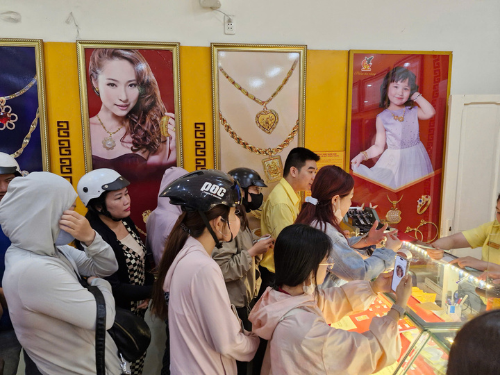 Bất ngờ cảnh nhiều cửa hàng vàng vắng hoe trong ngày vía thần Tài - Ảnh 10