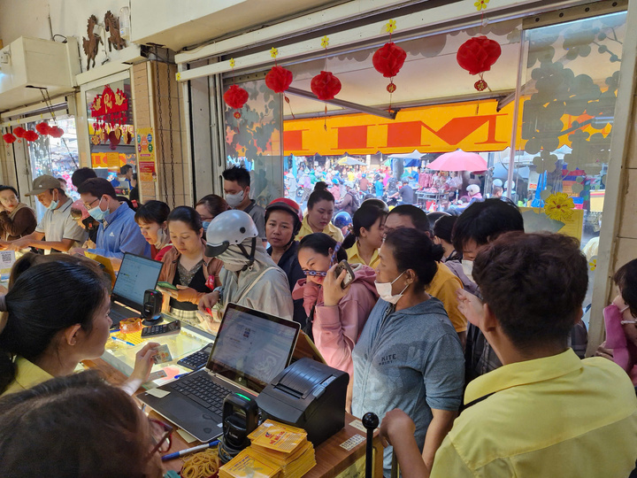 Bất ngờ cảnh nhiều cửa hàng vàng vắng hoe trong ngày vía thần Tài - Ảnh 7