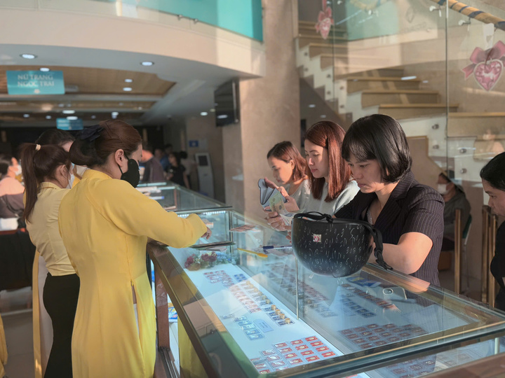 Bất ngờ cảnh nhiều cửa hàng vàng vắng hoe trong ngày vía thần Tài - Ảnh 5