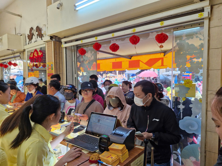 Bất ngờ cảnh nhiều cửa hàng vàng vắng hoe trong ngày vía thần Tài - Ảnh 8