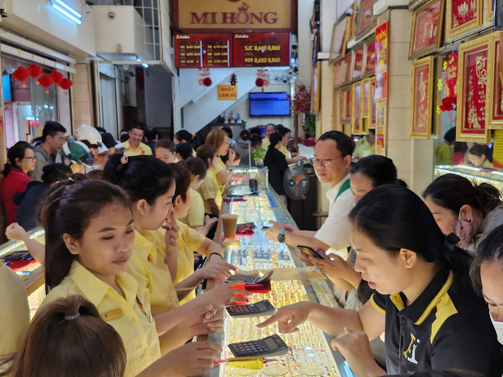 Bất ngờ cảnh nhiều cửa hàng vàng vắng hoe trong ngày vía thần Tài - Ảnh 9